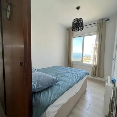 Les Pieds Dans L'eau, La Tete Dans Les Nuages, Appartement Roses